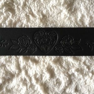Black leather Tarina Tarantino belt roses hearts